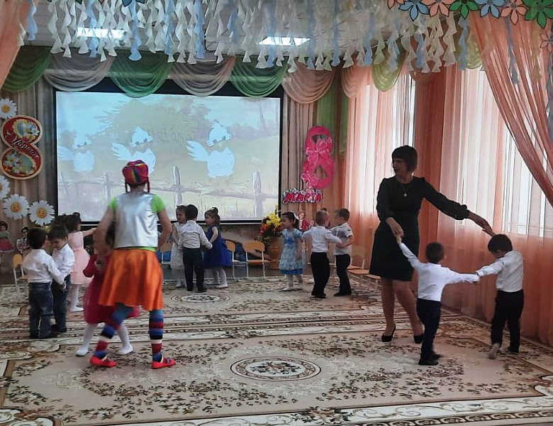 Веснушка в гостях у малышей
