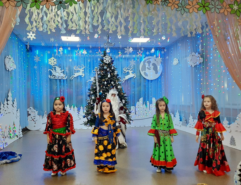 Новогодний утренник "Проделки Бабы Яги» в подготовительной группе