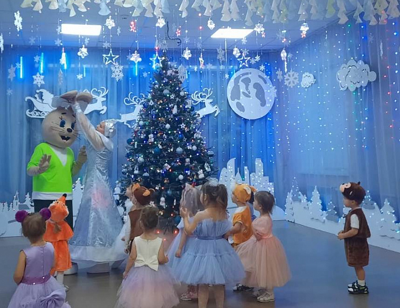 Первый новогодний утренник в первой младшей группе
