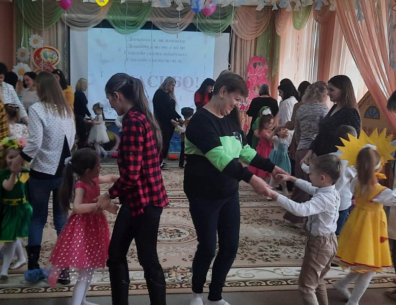 8 Марта в старшей группе "Ромашки"