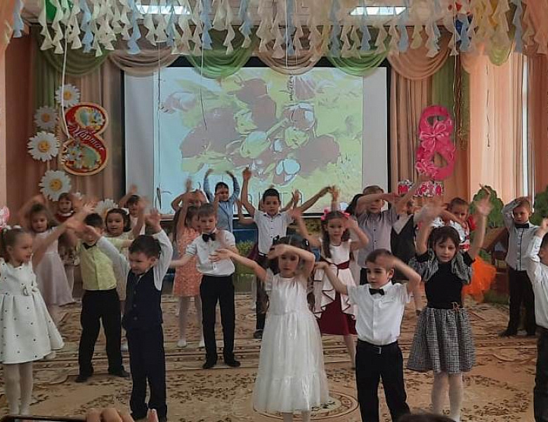 8 марта в подготовительной группе "Колокольчики" 
