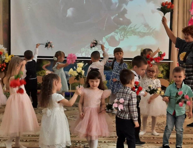 Праздник 8 МАРТА с средней группе "Семицветики"