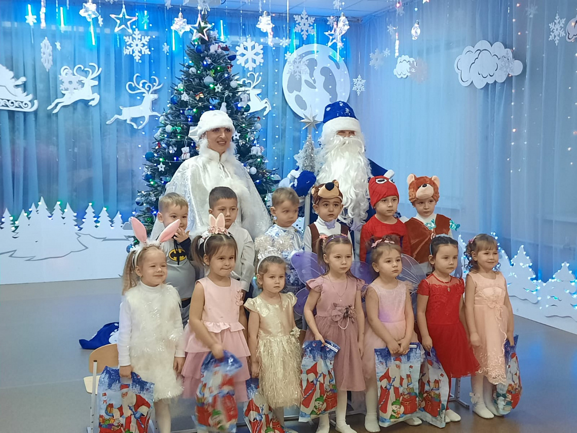Новогоднее представление во 2-ой младшей группе "Лазорики"