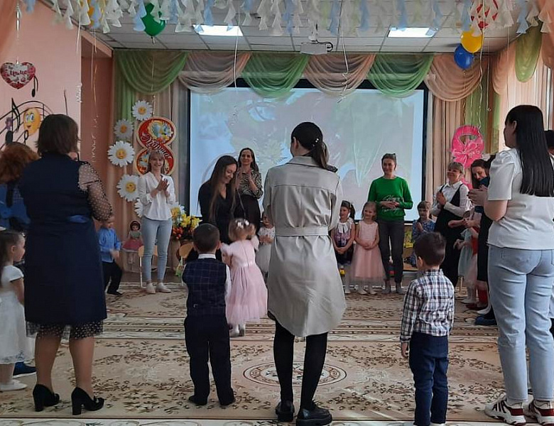 Праздник 8 МАРТА с средней группе "Семицветики"