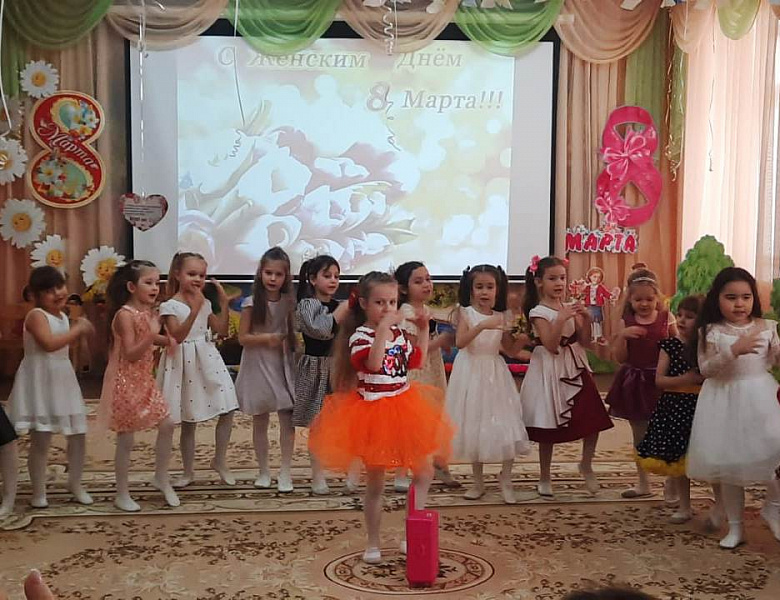 8 марта в подготовительной группе "Колокольчики" 